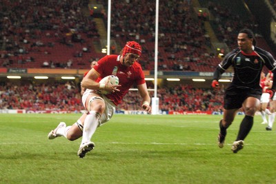 20.09.07 - Wales v Japan RWC 2007 Wales' Alun-Wyn Jones crosses to score a try 