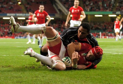 20.09.07 - Wales v Japan RWC 2007 Wales' Alun-Wyn Jones crosses to score a try 
