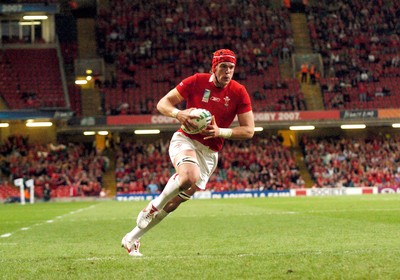20.09.07 - Wales v Japan RWC 2007 Wales' Alun-Wyn Jones runs in to score a try 