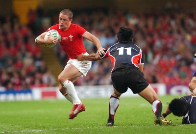 20.09.07 - Wales v Japan RWC 2007 Wales' Shane Williams tries to get past Japan's Hirotoki Onozawa 