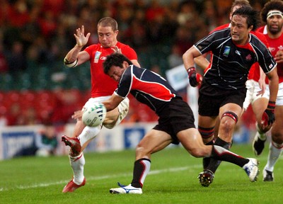 20.09.07 - Wales v Japan RWC 2007 Wales' Shane Williams chips ahead as Japan's Tomoki Yoshida tackles 