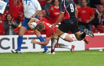 20.09.07 - Wales v Japan RWC 2007 Wales' Shane Williams crosses to score a try 