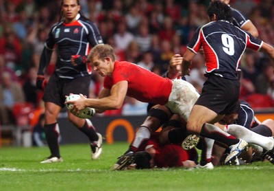 20.09.07 - Wales v Japan RWC 2007 Wales' Dafydd James crosses to score a try 