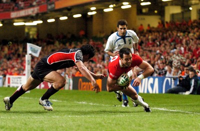 20.09.07 - Wales v Japan RWC 2007 Wales' Gareth Cooper crosses to score a try 