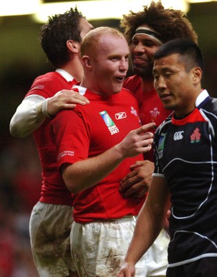 20.09.07 - Wales v Japan RWC 2007 Wales' Matryn Williams celebrates scoring his second try with James Hook and Colin Charvis 