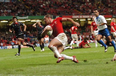 20.09.07 - Wales v Japan RWC 2007 Wales' Shane Williams runs in to score a try 