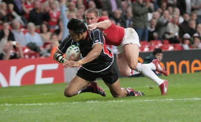 20.09.07 - Wales v Japan, RWC 2007 -  Japan's Kosuke Endo beats Shane Williams to score try 