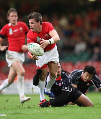 20.09.07 - Wales v Japan RWC 2007 -  Wales' Ceri Sweeney feeds the ball out 