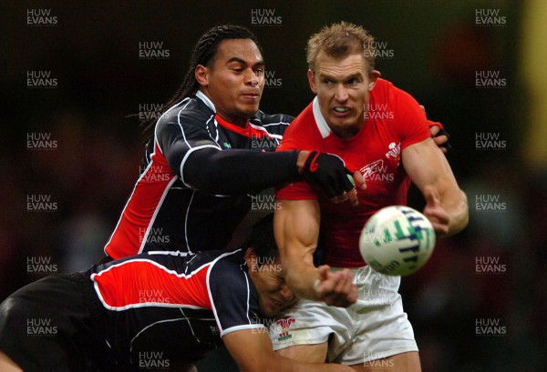20.09.07 - Wales v Japan - Rugby World Cup 2007 - Wale' Dafydd James is tackled by Christian Loamnu and Hirotoki Onozawa 