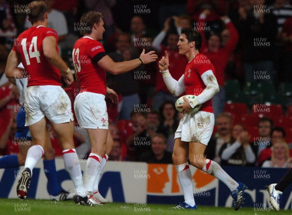 20.09.07 - Wales v Japan - Rugby World Cup 2007 - Wale' James Hook celebrates try 