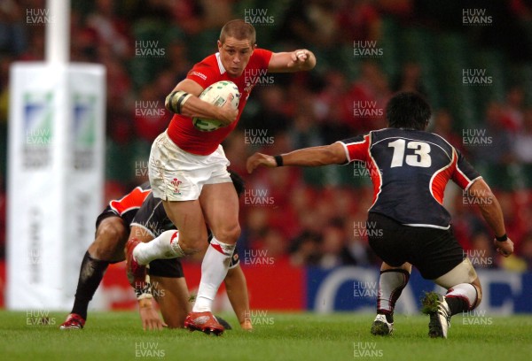 20.09.07 - Wales v Japan - Rugby World Cup 2007 - Wales' Shane Williams beats Yuta Imamura 