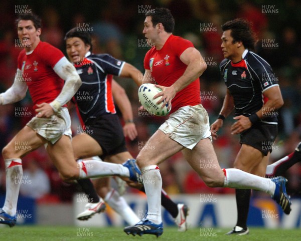20.09.07 - Wales v Japan - Rugby World Cup 2007 - Wales' Stephen Jones breaks as James Hook supports 
