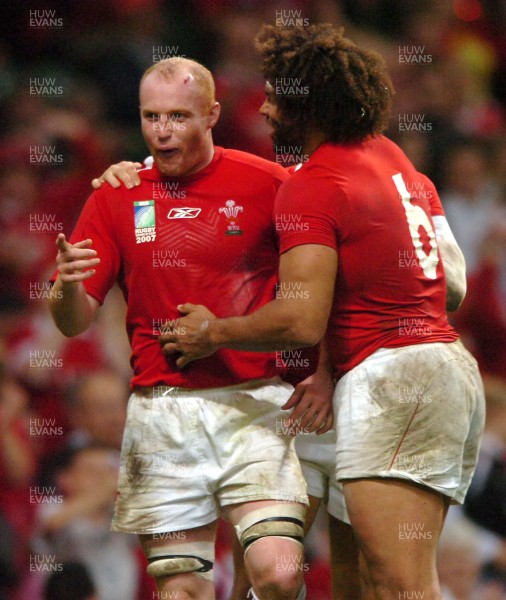 20.09.07 - Wales v Japan - Rugby World Cup 2007 - Wales' Martyn Williams is congratulated on try by Colin Charvis 
