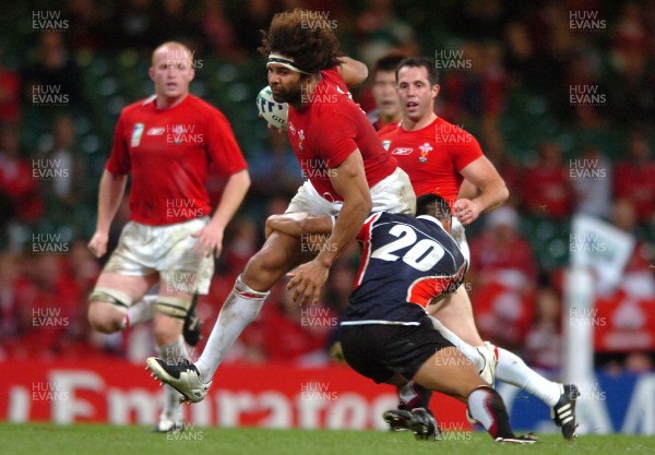 20.09.07 - Wales v Japan - Rugby World Cup 2007 - Wales' Colin Charvis is tackled by Chulwon Kim 