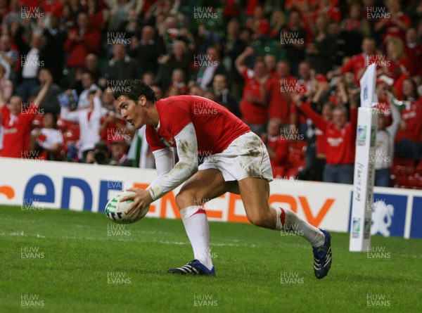 20.09.07 Wales v Japan RWC2007 Wales'  James Hook scores try  