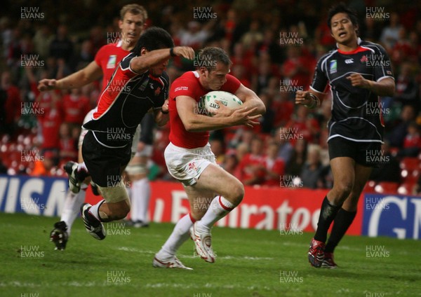 20.09.07 Wales v Japan RWC2007 Wales'  Kevin Morgan beats Japan's Yuta Imamura to score try. 