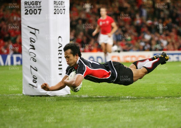 20.09.07 Wales v Japan RWC2007 Japan's Hirotoki Onozawa scores try. 