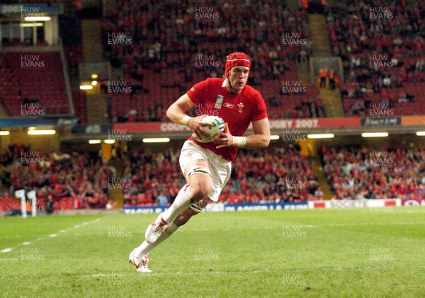 20.09.07 - Wales v Japan RWC 2007 Wales' Alun-Wyn Jones runs in to score a try 