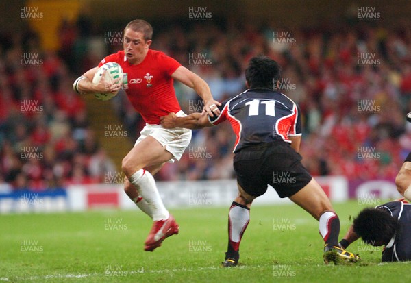 20.09.07 - Wales v Japan RWC 2007 Wales' Shane Williams tries to get past Japan's Hirotoki Onozawa 
