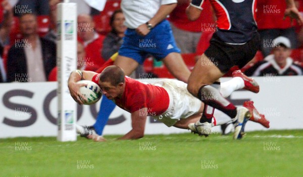 20.09.07 - Wales v Japan RWC 2007 Wales' Shane Williams crosses to score a try 