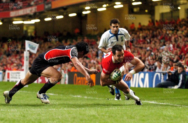 20.09.07 - Wales v Japan RWC 2007 Wales' Gareth Cooper crosses to score a try 