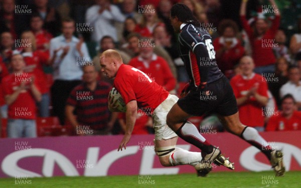 20.09.07 - Wales v Japan RWC 2007 Wales' Matryn Williams crosses to score a try 