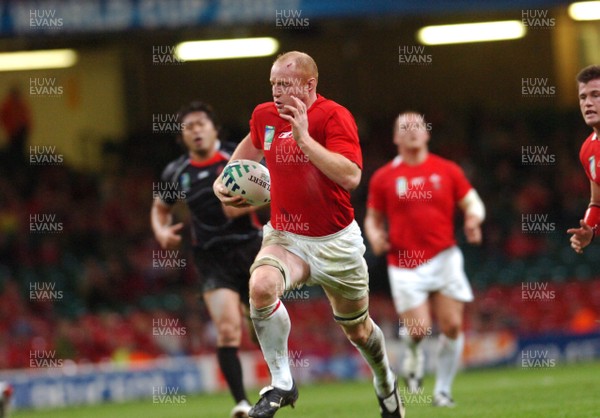 20.09.07 - Wales v Japan RWC 2007 Wales' Matryn Williams runs in on his way to score a try 
