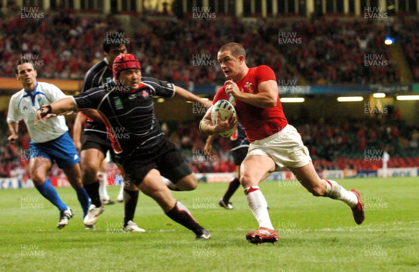 20.09.07 - Wales v Japan RWC 2007 Wales' Shane Williams runs in to score a try 