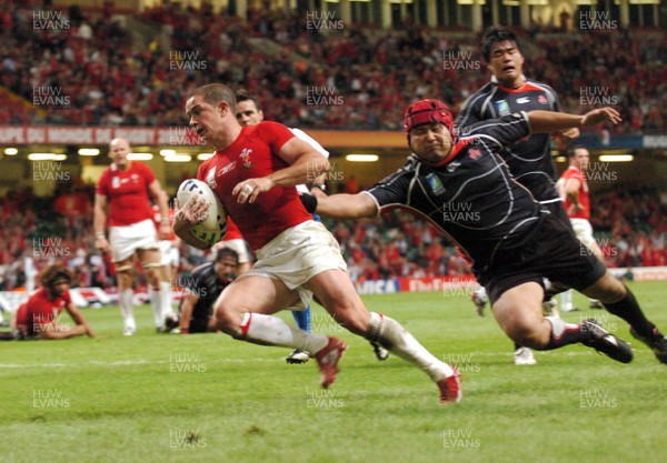 20.09.07 - Wales v Japan RWC 2007 Wales' Shane Williams runs in to score a try 