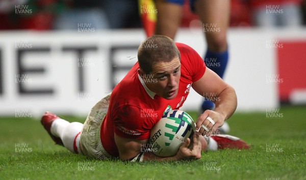 20.09.07 - Wales v Japan, RWC 2007 -  Wales' Shane Williams dives in to score try 