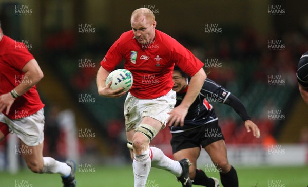 20.09.07 - Wales v Japan, RWC 2007 -  Wales' Martyn Williams races in to score try 