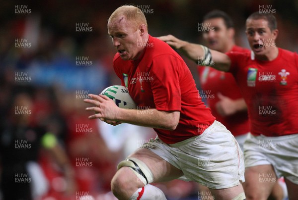 20.09.07 - Wales v Japan, RWC 2007 -  Wales' Martyn Williams races in to score try 