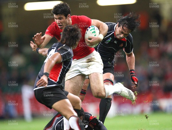 20.09.07 - Wales v Japan, RWC 2007 -  Wales' Michael Phillips tests the Japanese defence 