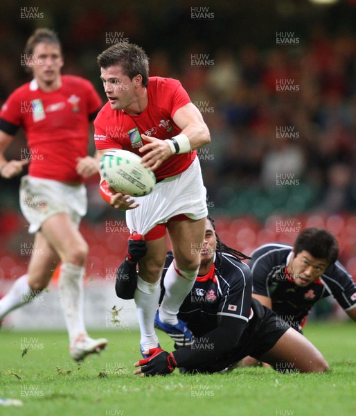 20.09.07 - Wales v Japan RWC 2007 -  Wales' Ceri Sweeney feeds the ball out 