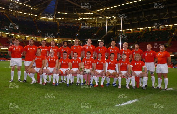 20.09.07 - Wales v Japan - Rugby World Cup 2007 - The Welsh team line up for a team picture 
