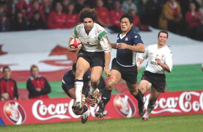 26-11-04. Wales v Japan  Wales' Colin Charvis goos-steps from tackle to score try.  