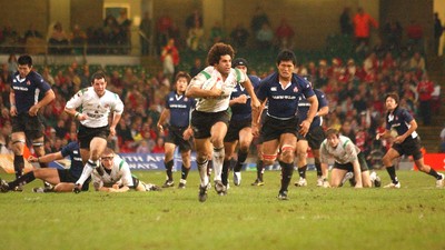 26.11.04 - Wales v Japan  Wales' Colin Carvis races through to claim another try  