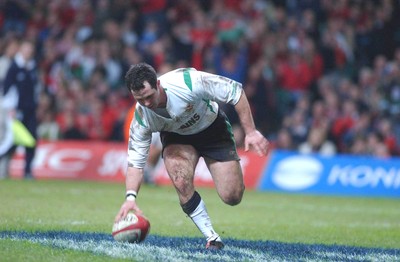 26.11.04  Wales v Japan, Cardiff  Wales Gareth Cooper touches down for a try  