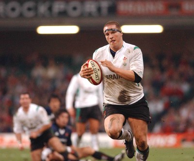 26.11.04  Wales v Japan, Cardiff  Wales Gethin Jenkins runs in for his try.  