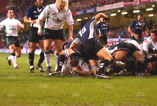 26.11.04 - Wales v Japan  Wales' Mefin Davies claims a try  