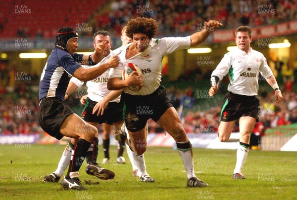 26.11.04 - Wales v Japan Wales' Colin Charvis tries to get past Tatsukichi Nishiura   
