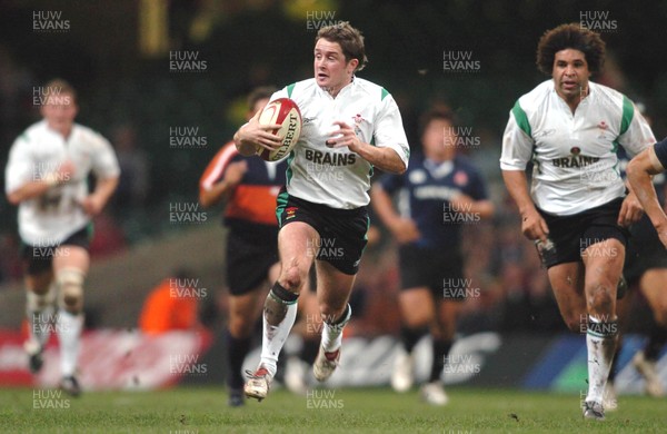 26-11-04. Wales v Japan  Wales' Shane Williams splits the defence to set up Tom Shanklin.  