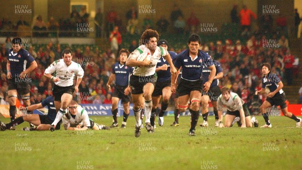 26.11.04 - Wales v Japan  Wales' Colin Carvis races through to claim another try  