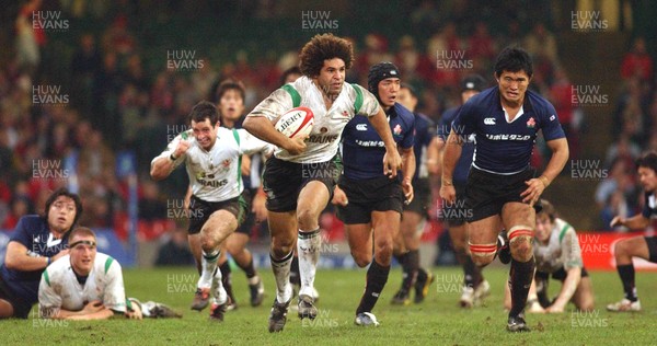 26.11.04  Wales v Japan, Cardiff  Wales Colin Charvis sets off for his fourth try.  