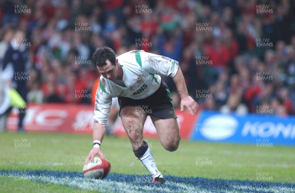 26.11.04  Wales v Japan, Cardiff  Wales Gareth Cooper touches down for a try  