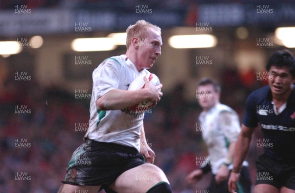 26.11.04  Wales v Japan, Cardiff  Wales Tom Shanklin romps in for his third try  
