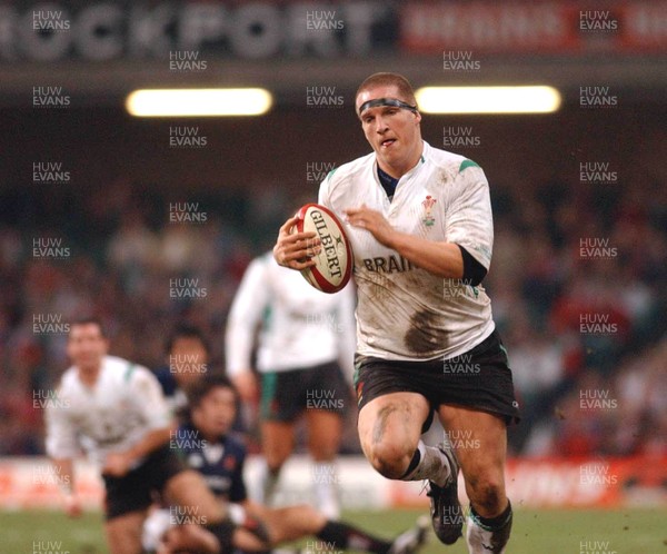 26.11.04  Wales v Japan, Cardiff  Wales Gethin Jenkins runs in for his try.  