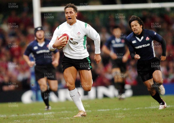 26-11-04. Wales v Japan  Wales' Gavin Henson splits the field.  