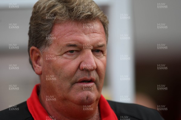 11.08.10 .. Wales v Luxembourg, .Friendly International, Llanelli -  Wales manager John Toshack       