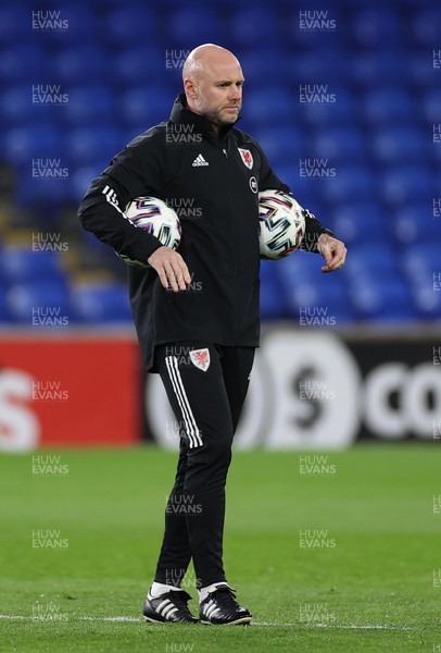 270321 - Wales v Mexico - International Friendly -  Robert Page during the warm up